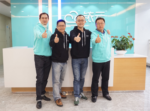 四驾齐驱，铱云绘制新商业软件时代版图