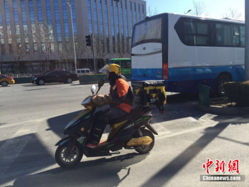 资料图:匆忙穿梭在路上的外卖小哥。<a target='_blank' data-cke-saved-href='http://www.chinanews.com/' href='http://www.chinanews.com/' >中新网</a>记者 刘湃 摄