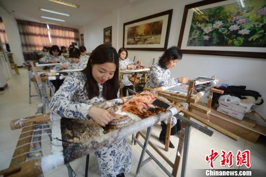 “绣娘”在绣制乱针绣作品。 孟德龙 摄 “绣娘”在绣制乱针绣作品。 孟德龙 摄