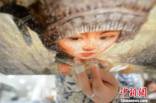 乱针绣作品犹如“针尖上的油画”。 孟德龙 摄 乱针绣作品犹如“针尖上的油画”。 孟德龙 摄