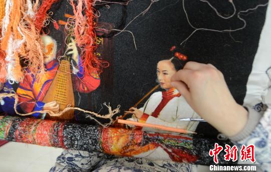 “绣娘”在绣制乱针绣作品。 孟德龙 摄 “绣娘”在绣制乱针绣作品。 孟德龙 摄