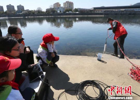 安吉“河小青”上岗巡河 共护母亲河生态环境 夏鹏飞 摄 安吉“河小青”上岗巡河 共护母亲河生态环境 夏鹏飞 摄