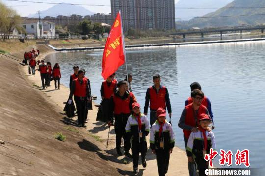 安吉“河小青”上岗巡河 共护母亲河生态环境 夏鹏飞 摄