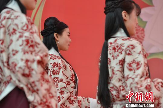3月18日,重庆2017郁约长寿湖之花朝大典在西南最大人工湖——重庆市长寿区长寿湖举行。本次活动由长寿区旅游发展管理服务中心、长寿湖风景名胜区管委会、共青团长寿区委、中国新闻社重庆分社共同主办。 周毅 摄 3月18日,重庆2017郁约长寿湖之花朝大典在西南最大人工湖——重庆市长寿区长寿湖举行。本次活动由长寿区旅游发展管理服务中心、长寿湖风景名胜区管委会、共青团长寿区委、中国新闻社重庆分社共同主办。 周毅 摄