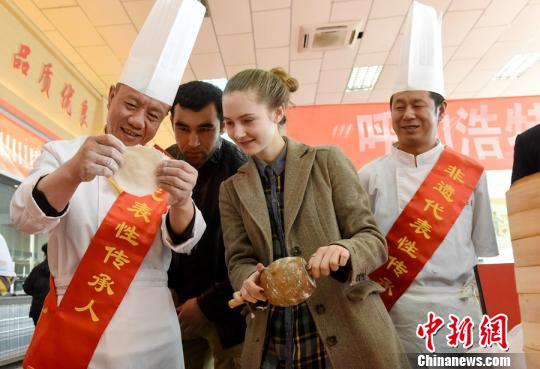 图为内蒙古师大的留学生体验面食制作。　曹艺 摄