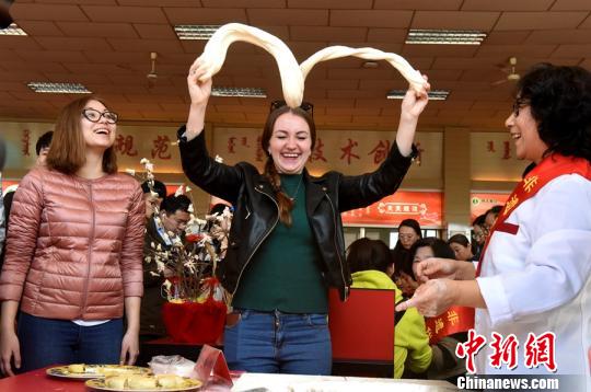 图为内蒙古师大的留学生体验面食制作。　曹艺 摄