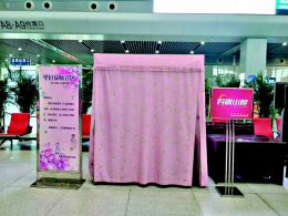 公共场所母婴室少妈妈们带奶娃出门形象难顾